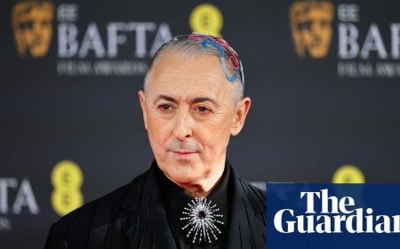 Baftas host Alan Cumming criticises BBC for ‘broadcasting slurs and censoring free speech’