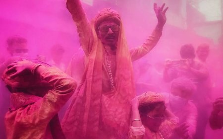 A Symphony of Colors: Upasana Chowdhury Captures the Grace of Holi in Kolkata