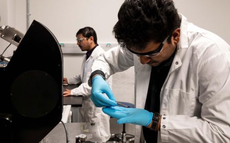 Researchers build atom-thin 2D thermometers that can be embedded directly in processors — can detect temperature changes in 100 nanoseconds, millions of times faster than the blink of an eye