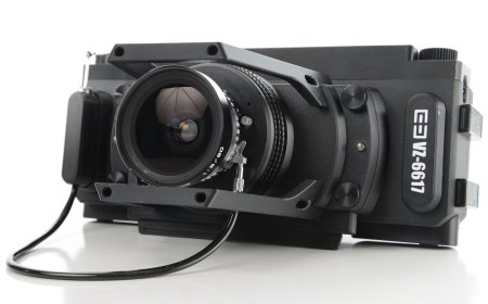This Medium Format Film Camera Can Switch Between 6×6 and 6×17 Mid-Roll