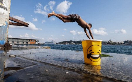 The Decisive Moments: 25 Street Photos Where Everything Aligned