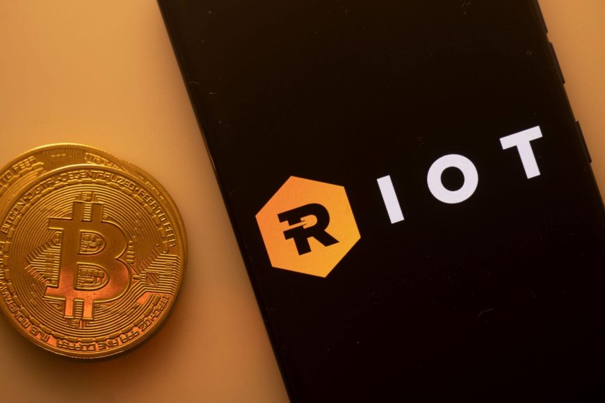 Riot Stock Climbs Before Earnings as Traders Track a Growing Risk Pattern