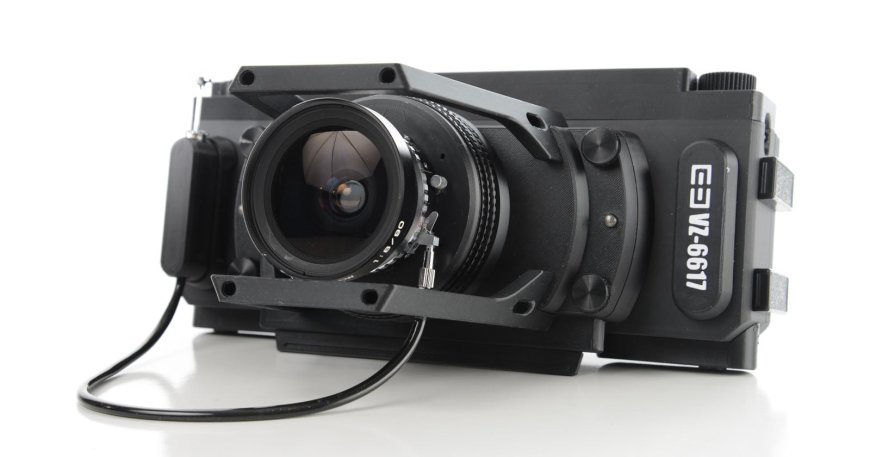 This Medium Format Film Camera Can Switch Between 6×6 and 6×17 Mid-Roll