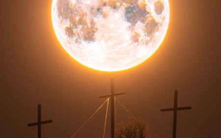 Photographer’s Poignant Full Moon Image Heralds the Start of Easter