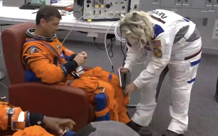 I Regret to Inform You That the Artemis II Astronauts Are Having Lots of Screen Time