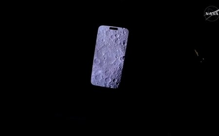 Someone Finally Took a Good iPhone Photo of the Moon. Good Luck Copying Their Trick
