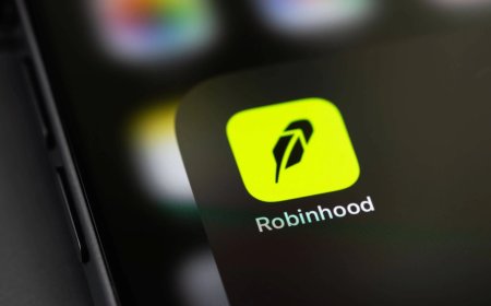 Robinhood (HOOD) Stock Faces Price Target Reductions From Five Wall Street Firms