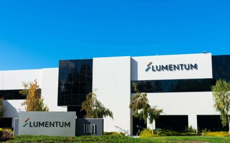 Lumentum (LITE) Stock Gains as Wall Street Raises Targets on AI-Driven Order Surge