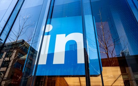 Want to stand out on LinkedIn? Try this career strategist's top 3 tips for strengthening your profile