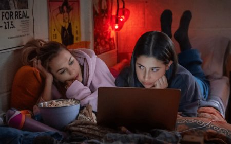 ‘Roommates’ Review: Sadie Sandler Navigates the Highs and Lows of Freshman Year in Chandler Levack’s Formulaic Netflix Comedy