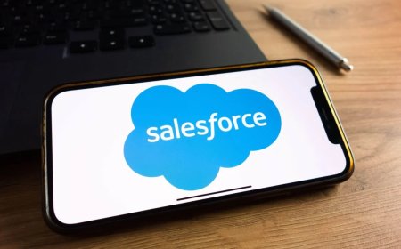 Salesforce (CRM) Plunges 30% in 2025: Why Analysts Predict 38% Rally Ahead