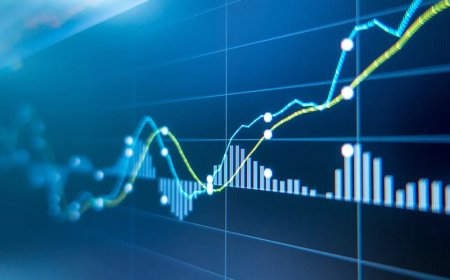 US Consumer Sentiment Hits Record Low as S&P 500 Stays Near Peak Levels