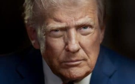 Trump returns to White House, announces imminent press conference