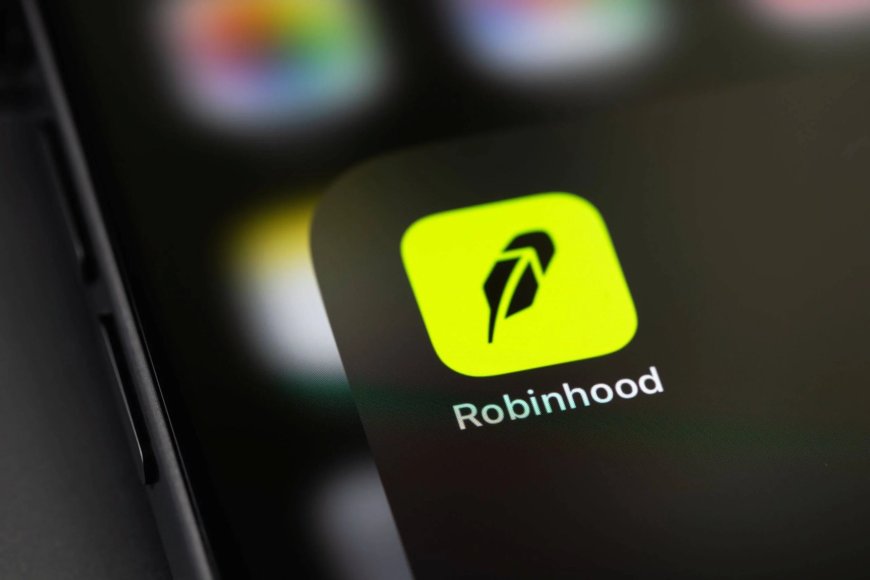 Robinhood (HOOD) Stock Faces Price Target Reductions From Five Wall Street Firms