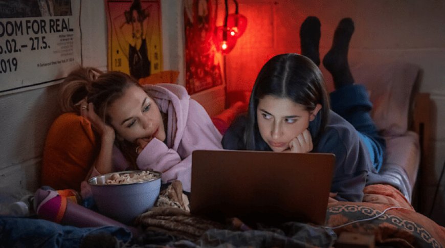 ‘Roommates’ Review: Sadie Sandler Navigates the Highs and Lows of Freshman Year in Chandler Levack’s Formulaic Netflix Comedy