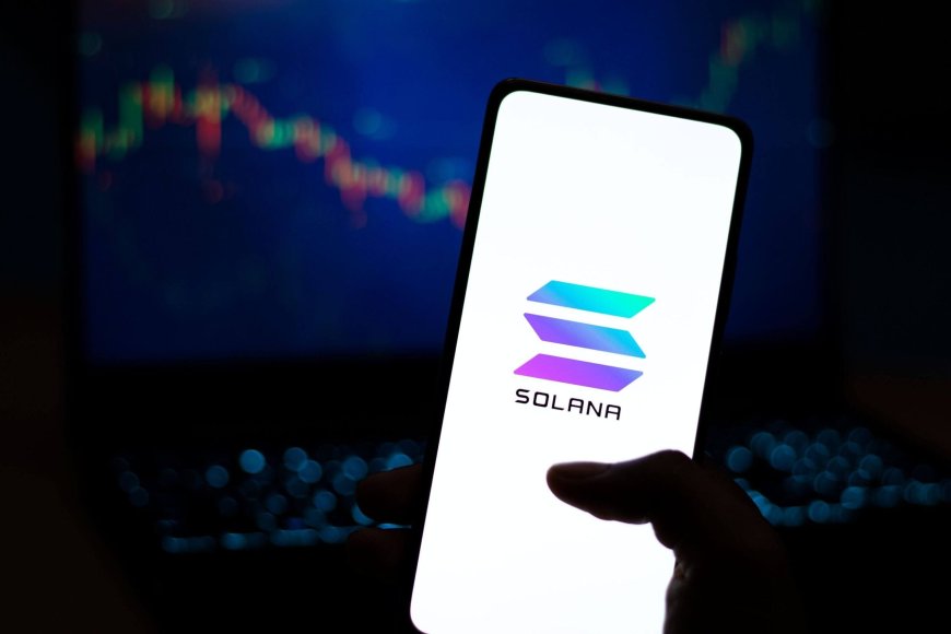 Solana Holds Cup and Handle Structure as Price Trades Within Key Consolidation Range
