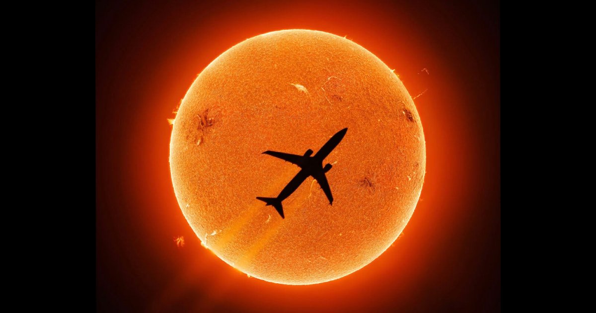 Photographer Takes One in 1.7 Million Photo of Airplane Transiting the Sun