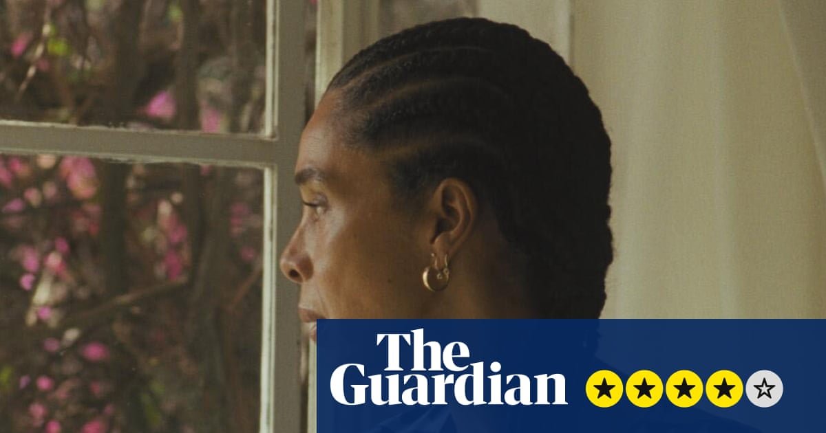 Clarissa review – Sophie Okonedo mesmeric as Virginia Woolf’s Mrs Dalloway decamps to Nigeria