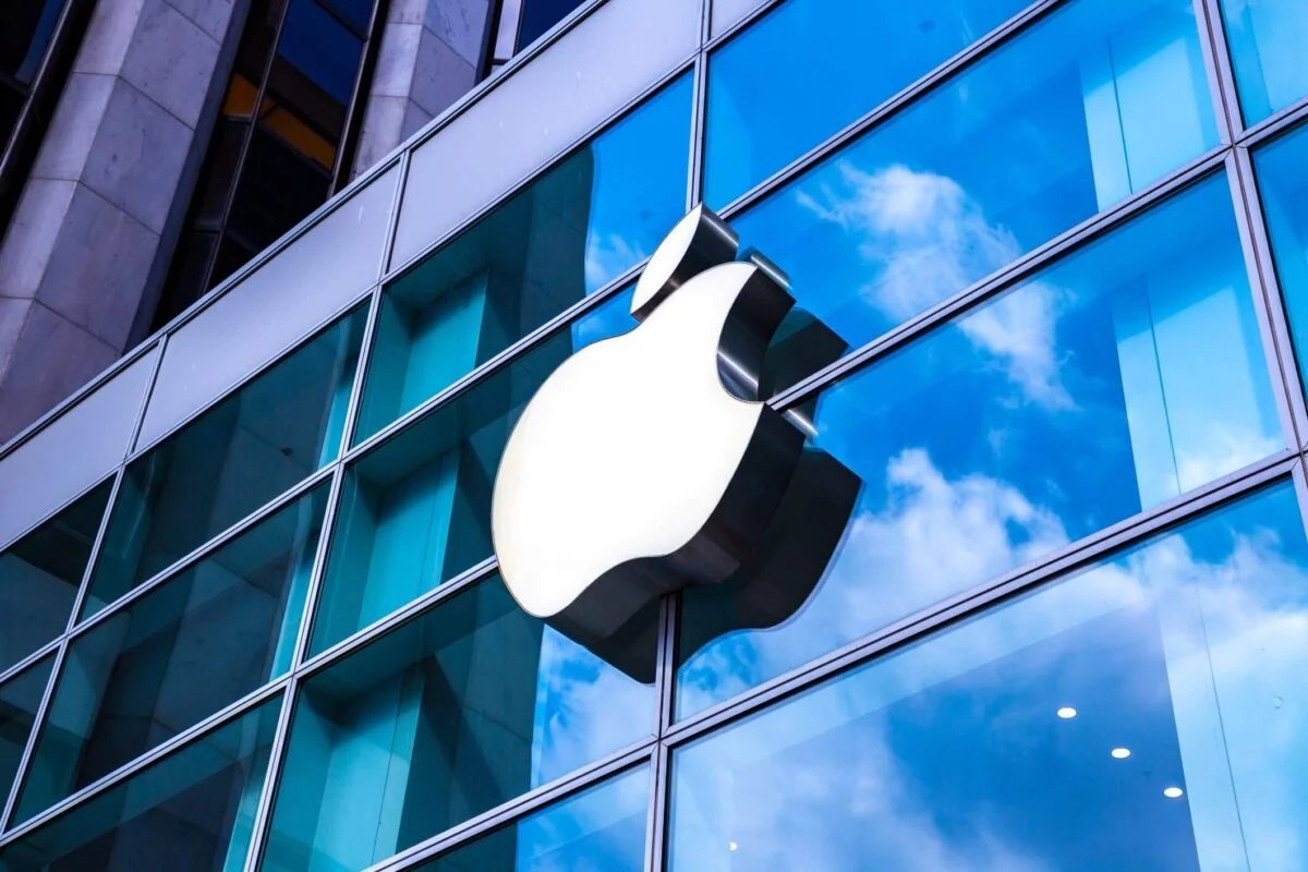 Apple (AAPL) Stock Surges as Tim Cook Joins Trump’s China Delegation and Institutions Pile In
