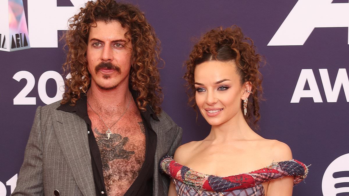 Abbie Chatfield's boyfriend Keli Holiday forced to fly home after visa revoked at US border mid-tour