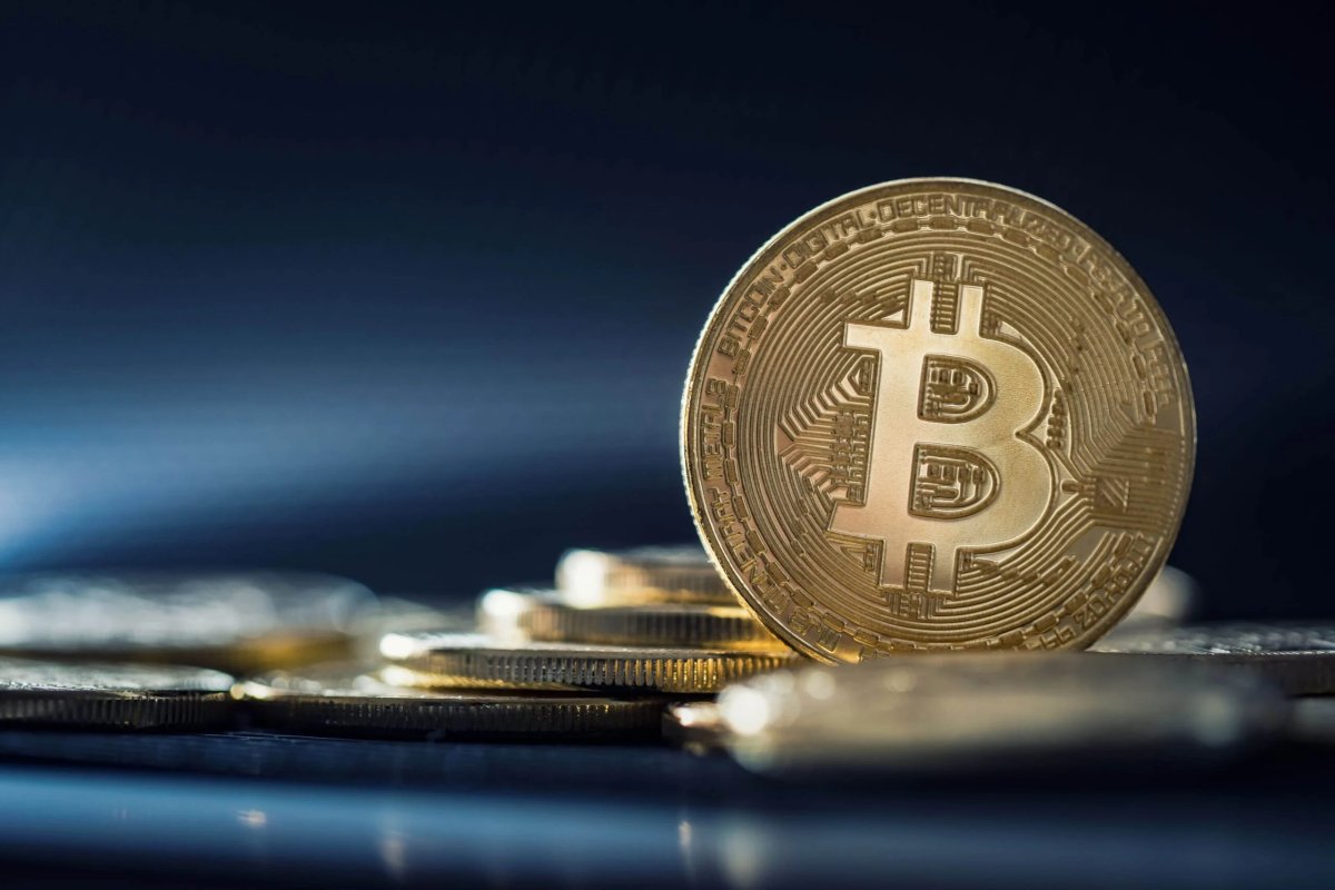 Bitcoin Head and Shoulders Pattern Signals $80K Neckline as a Risk Zone