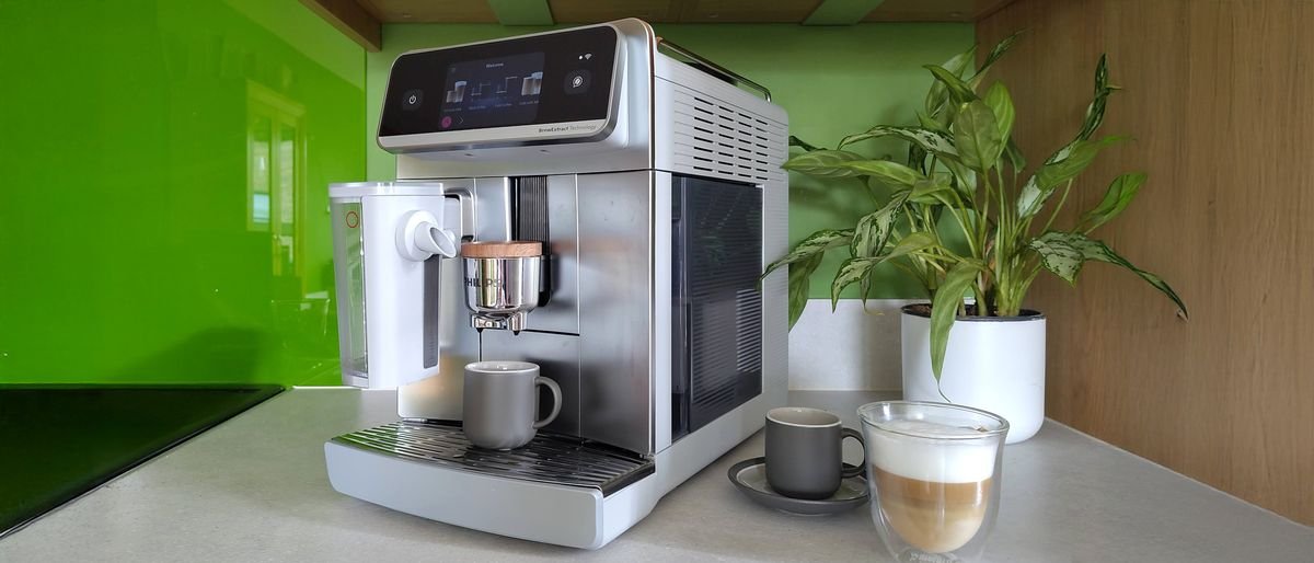 I spent two weeks with the gorgeous Philips Café Aromis espresso machine, and creating delicious custom coffees has never been so much fun