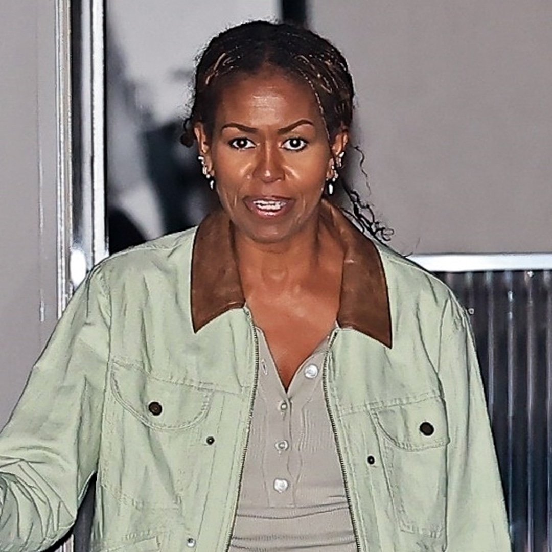Malia Obama, Sasha Obama Have Girls' Night Out With Mom Michelle Obama