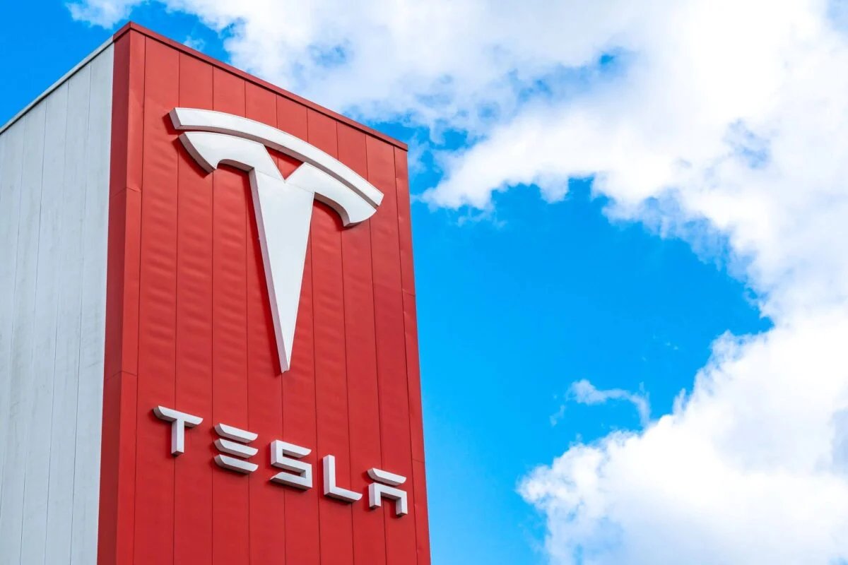Tesla (TSLA) Stock Advances 1.5% Despite Analyst Caution and Insider Selling