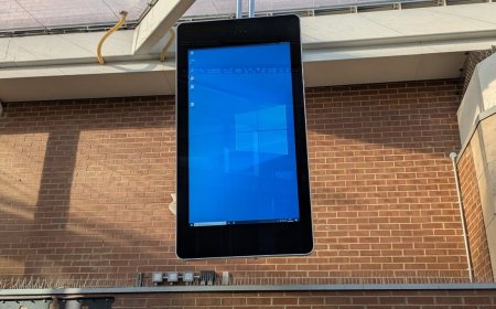 Bus station display takes the Windows 10 road to nowhere