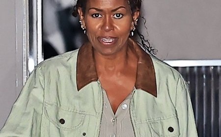 Malia Obama, Sasha Obama Have Girls' Night Out With Mom Michelle Obama