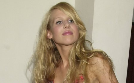 Amandaland icon Lucy Punch pulls her best 'Amanda' pose in shots from her stage debut 26 years ago alongside Jerry Hall