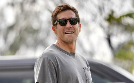 He's just like us! Jake Gyllenhaal foregoes footwear and goes barefoot on the Gold Coast