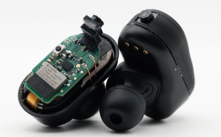 These Earbuds Have Tiny Cameras That Take Photos and Let Users Talk to AI About What They See