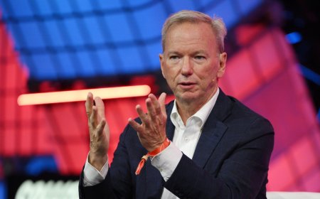 Ex-Google CEO Eric Schmidt Fails to Read Room on AI, Gets Booed into Oblivion