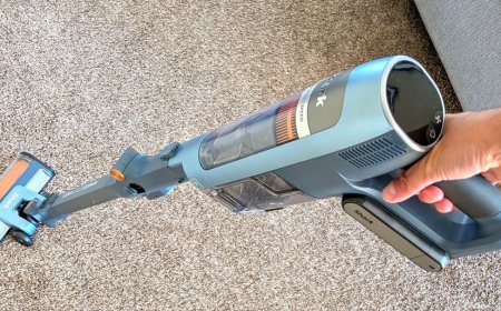 The Shark Powerdetect Speed delivers superb cleaning in short bursts, and with a mess-reducing auto-empty dock, it's superb value