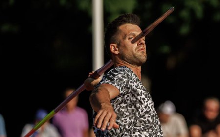This Javelin Thrower Looks Like He is Impaling Himself in Crazy Optical Illusion Photo