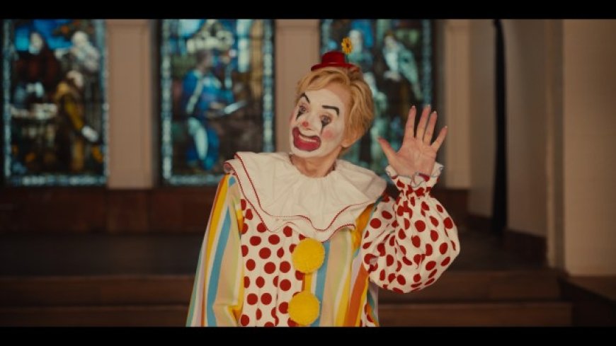 The ‘Hacks’ Costumes Aren’t Clowning Around — Unless, Of Course, They Are