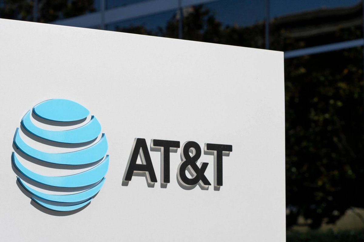 AT&T (T) Stock Plummets to Annual Low Amid SpaceX Starlink Mobile Launch