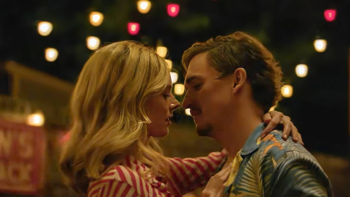 Samara Weaving & Kyle Gallner’s Carolina Caroline Relationship Is As Romantic As It Is Dangerous