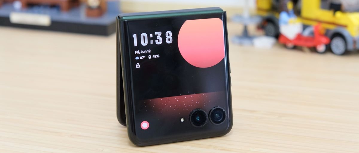 I spent a month with the Motorola Razr Plus 2026, and it's a great flip phone with a worryingly short lifespan