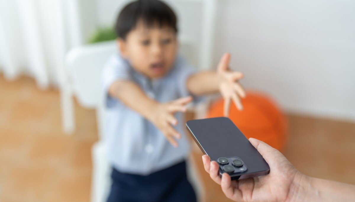 Scientists pour cold water on claims phones are rewiring kids' brains