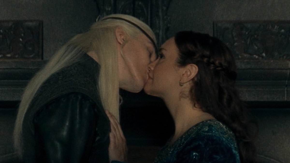 House of the Dragon star Ewan Mitchell says his character's kiss with his mother in season three premiere made him 'want to throw up'