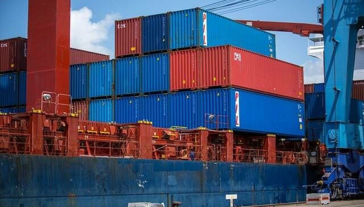Microsoft previews Linux containers that run in Windows
