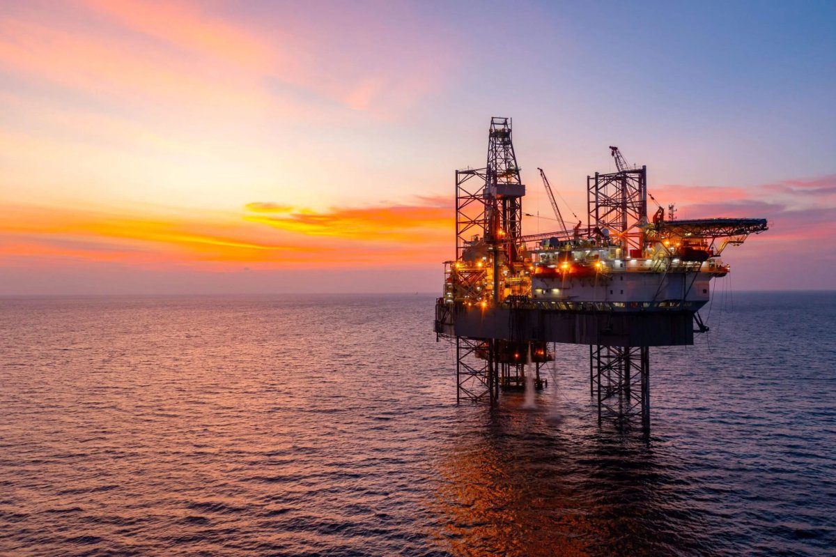 Crude Oil Extends Three-Day Decline as Hormuz Strait Traffic Normalizes