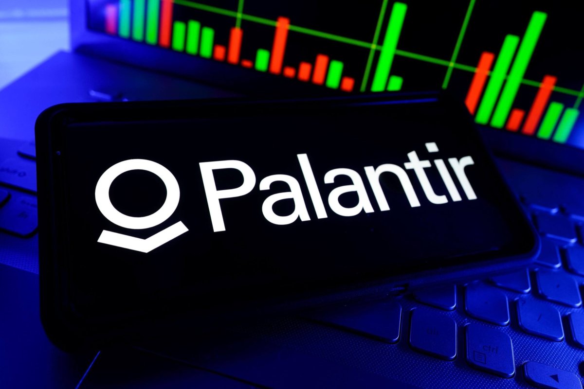 Palantir (PLTR) Stock Drops 2% Despite Wolfe Research Upgrade to Peer Perform