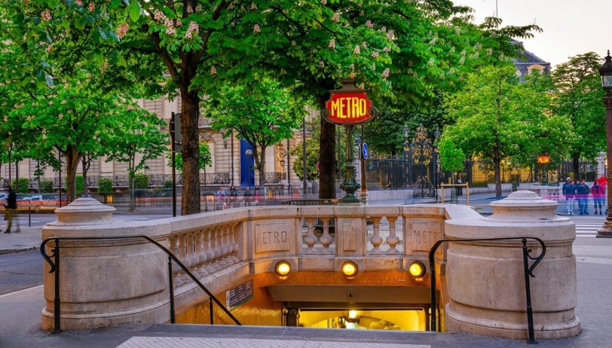 Next stop, C:\ ... Paris Metro screen goes off the tracks