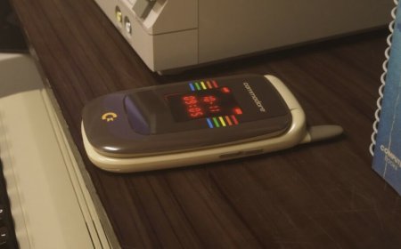 Commodore gets into the phone biz with Sailfish-powered retro 'Callback'