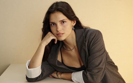 Before Obsession, Inde Navarrette was streaming her Call of Duty killstreaks with the type of unbothered grace I can only dream of