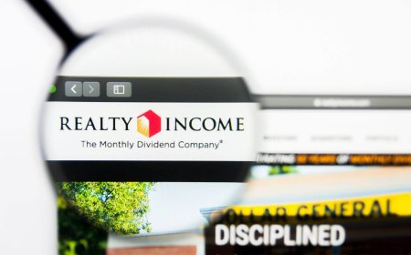 Realty Income (O) Stock: Does Its Monthly Dividend Still Reign Supreme in 2026?
