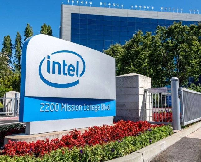 Intel (INTC) Stock Soars 7% Following Trump’s Apple Partnership Announcement
